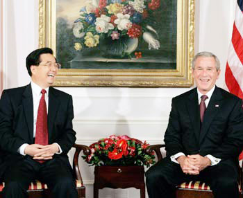 U.S. President George W. Bush (R) greets China's President Hu Jintao (L) in New York September 13, 2005. Hu is in New York for the United Nations General Assembly meeting. [Reuters]