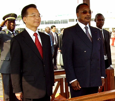 Chinese Premier Wen Jiabao (L) visits African Union chairman and Congolese President Denis Sassou Nguesso in Republic of Congo's capital Brazzaville June 19, 2006. [Reuters]