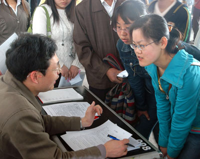College graduates ask about vacancies at a job fair in Yangzhou, East China's Jiangsu Province in this photo taken on April 23, 2006. [newsphoto]