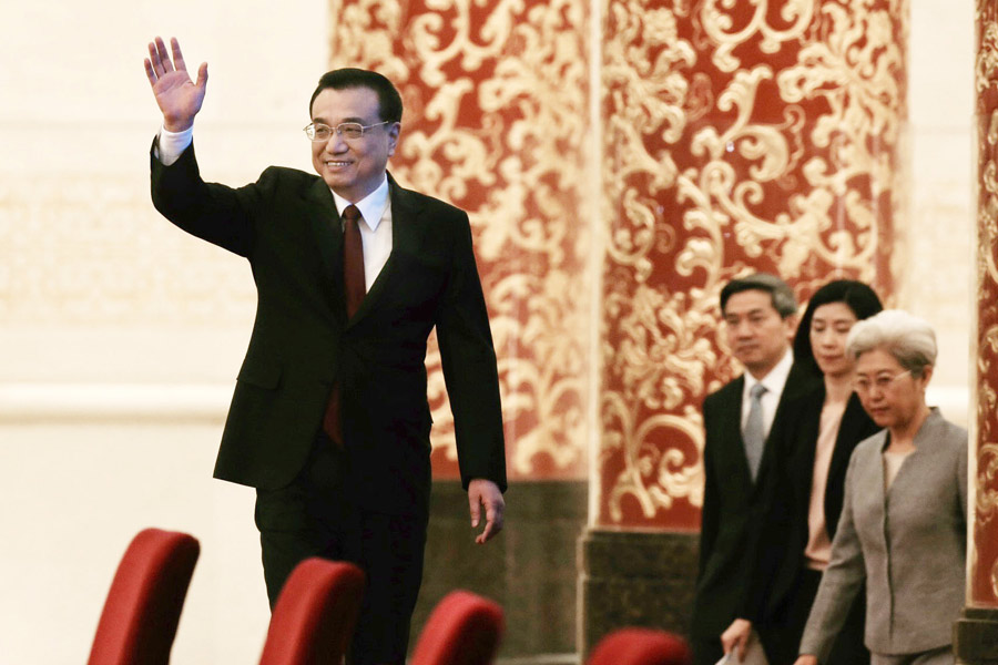 In photos: Premier Li Keqiang meets press