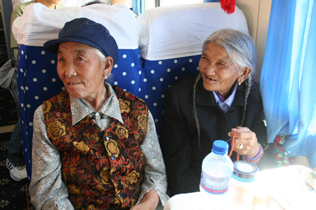 Mongolian mom to worship in Tibet by train