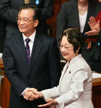 Premier Wen does morning exercises in Tokyo