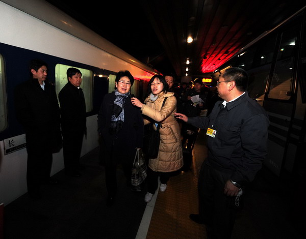 First group of CPPCC members arrives in Beijing