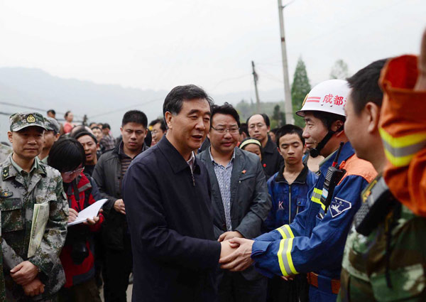 Vice-Premier Wang Yang inspects quake-hit county