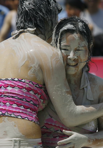 Mud and guts in women's mud wrestling contest