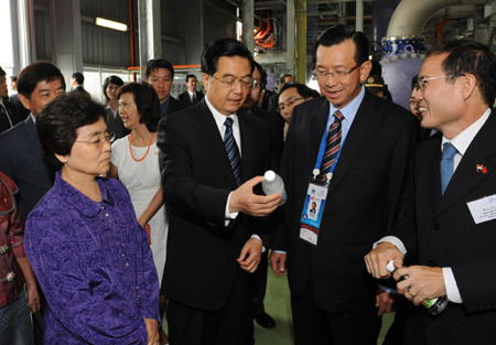 Hu visits school, plant in Singapore