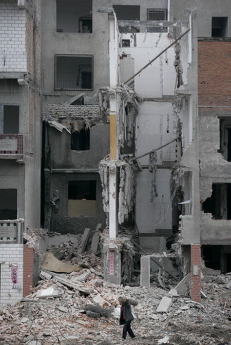 3 dead, 5 injured in building collapse