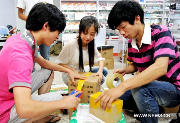 Students devote holidays to online business