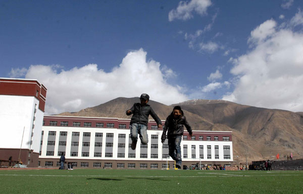 New schools open in quake-hit Tibetan town