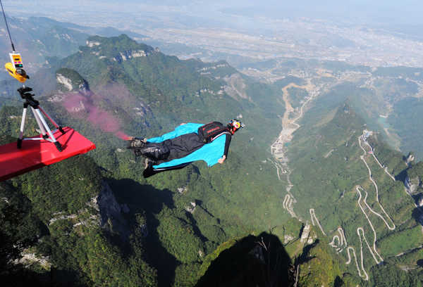 A bird? A plane? No, a Wingsuit champion