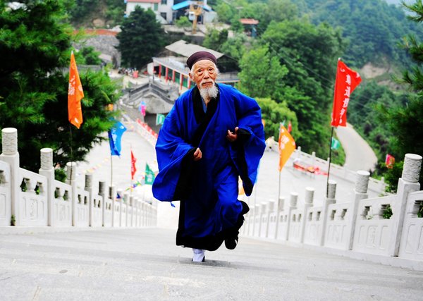 2,000 steps- a-day for 92-year-old Taoist