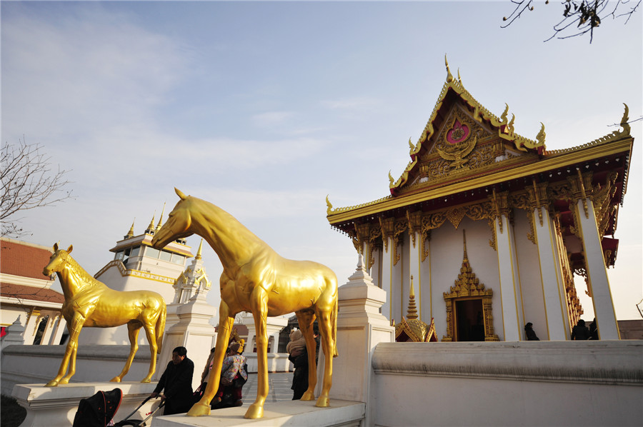 Thai-style Buddhist structure rises in Chinese temple