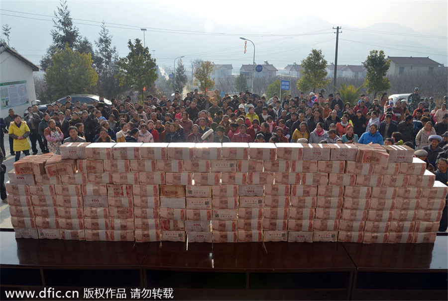 Villagers in SW China share the wealth