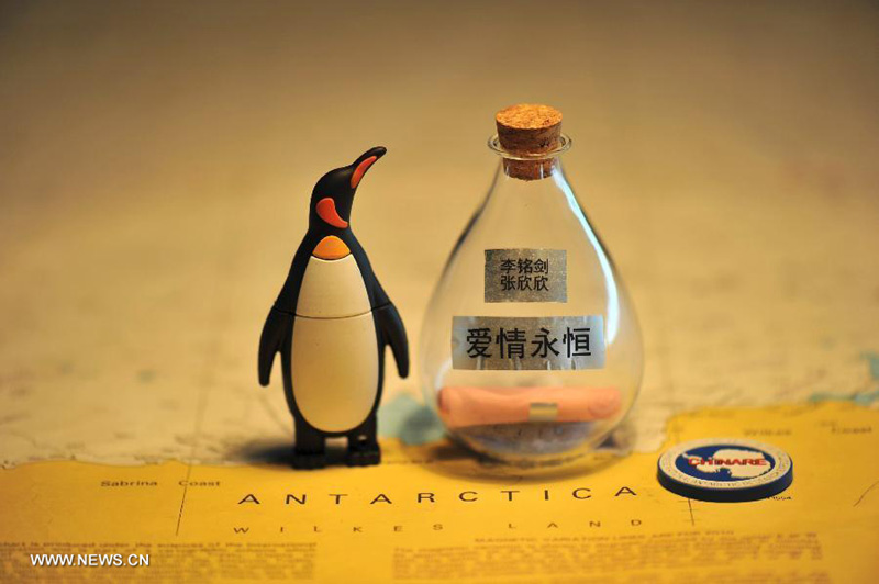Sailors of <EM>Xuelong</EM> release 'love drift bottles' in Antarctica