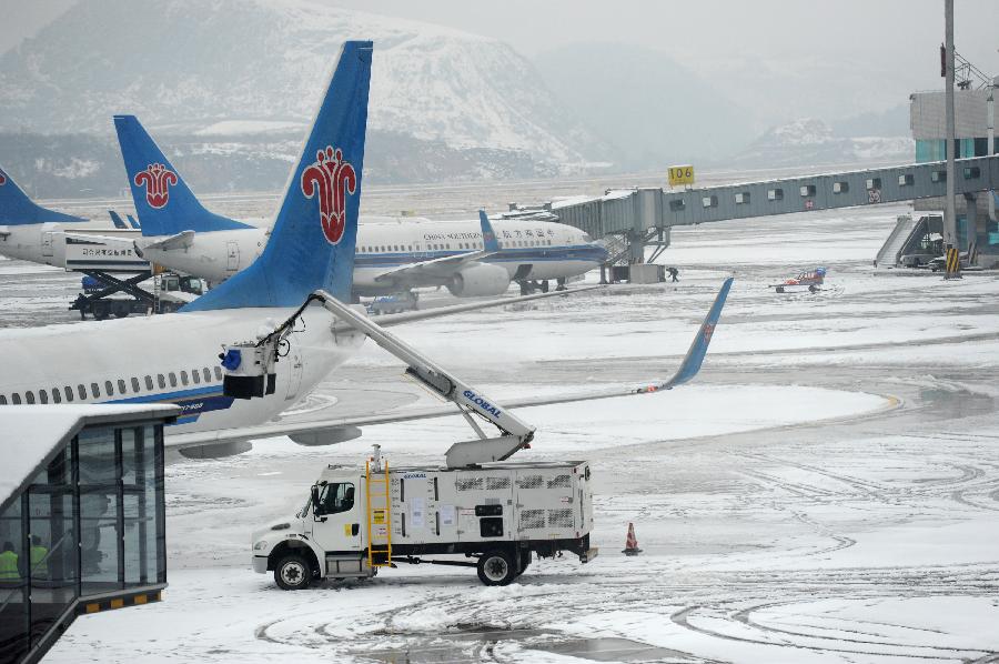 Heavy snow leads to closure of airport in SW China
