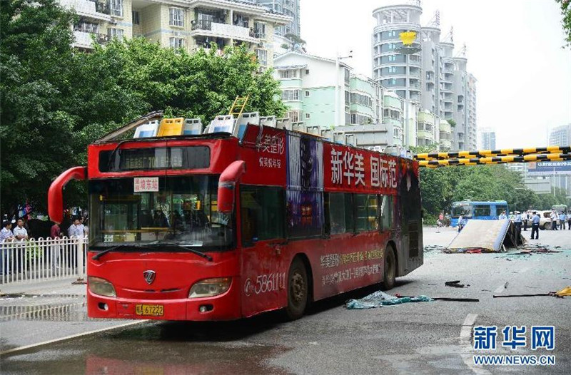 10 injured when bus loses roof