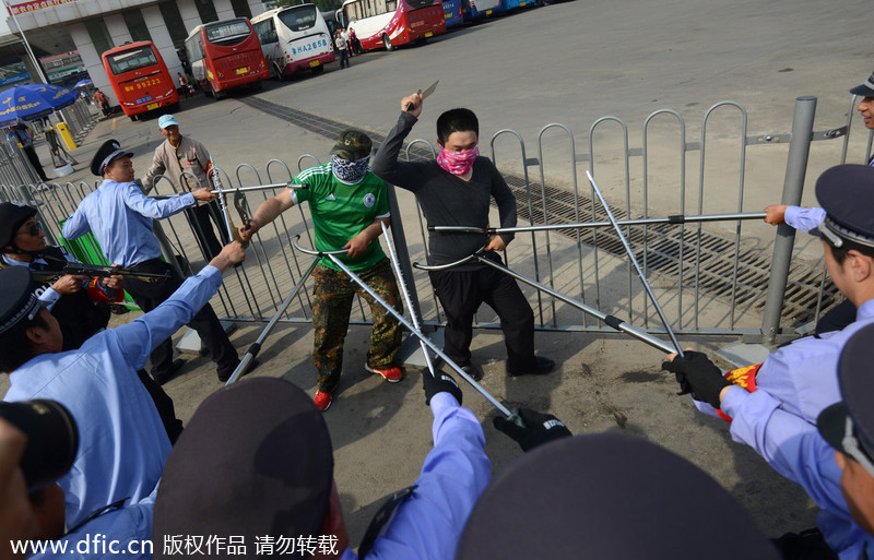 Anti-riot drill held in E China