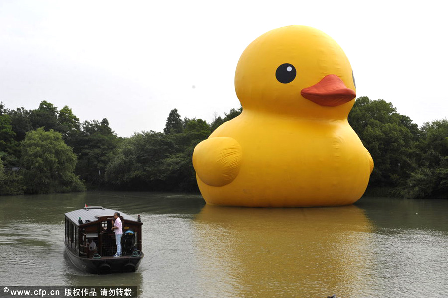 Rubber Duck is inflated in Hangzhou