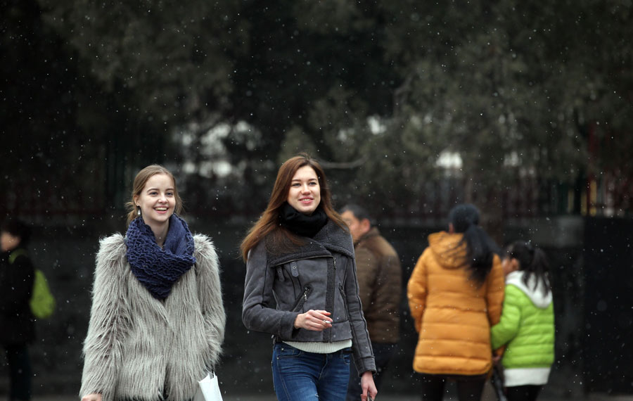 Beijing sees first winter snow amid heavy smog