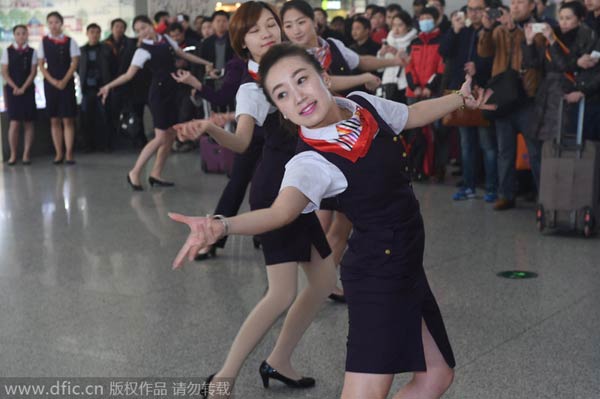 Dances welcome travelers on <EM>Chunyun</EM> journey