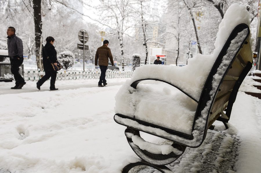 Snowfall hits China's Urumqi