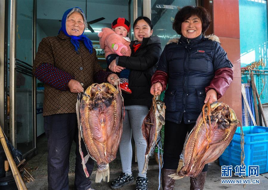 Villagers in E China make traditional food for Spring Festival