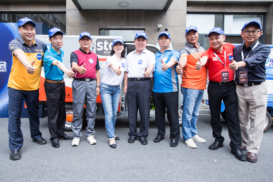 Leaders of Chinese giant express companies deliver packages in person