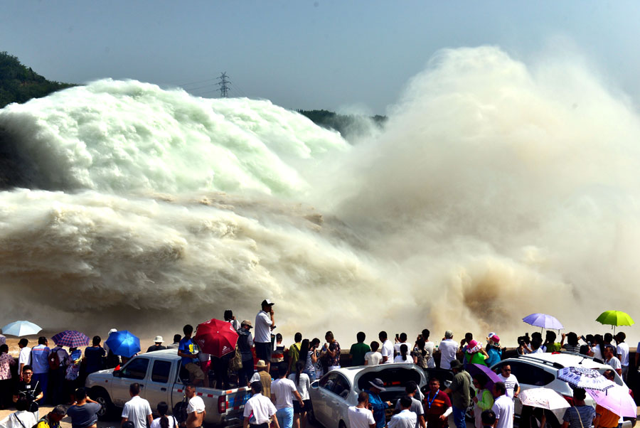 Natural power of Yellow River thrills tourists