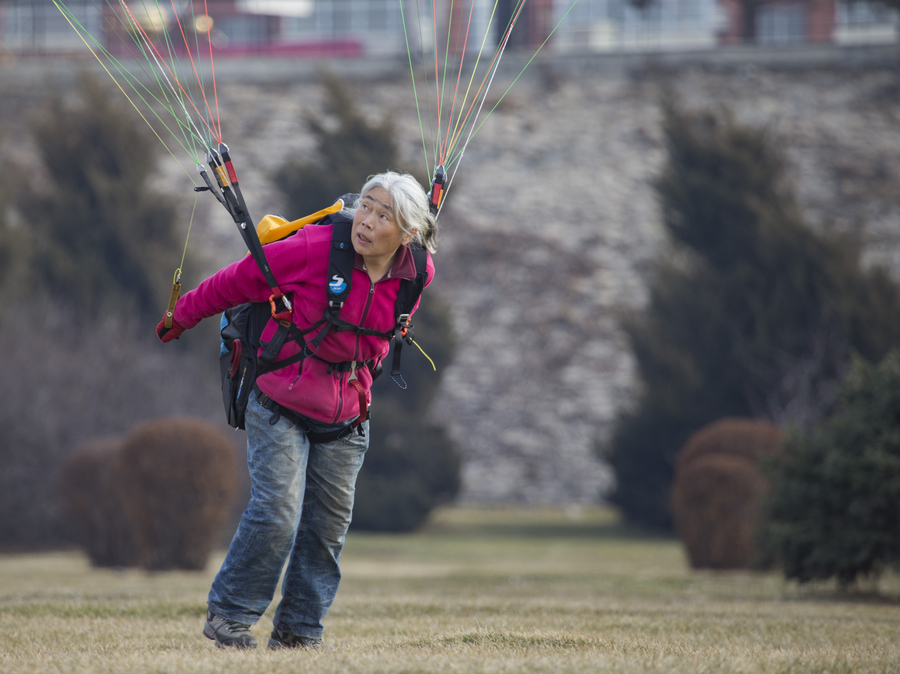 Floating high in the sky: 69-year-old paraglider