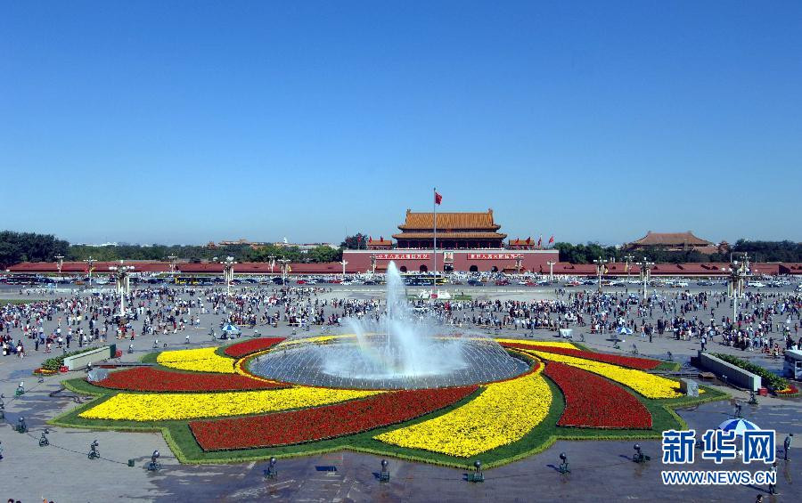 Images: Changes in Tian'anmen Square decorations for National Day