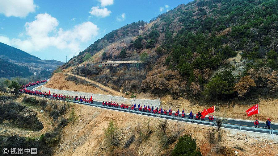 On their way: Hundreds of students hike in Shanxi