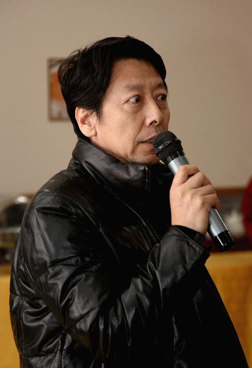 天上掉馅饼，砸中“爱国诗人”孔二狗