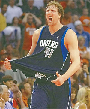 Nowitzki, Howard lift Mavs past Suns