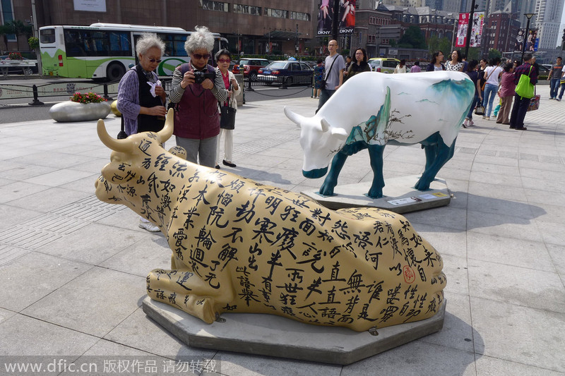 Artistic cow sculptures decorate Shanghai