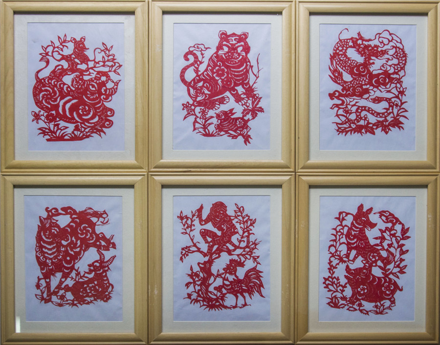 Students create paper-cut art in E China