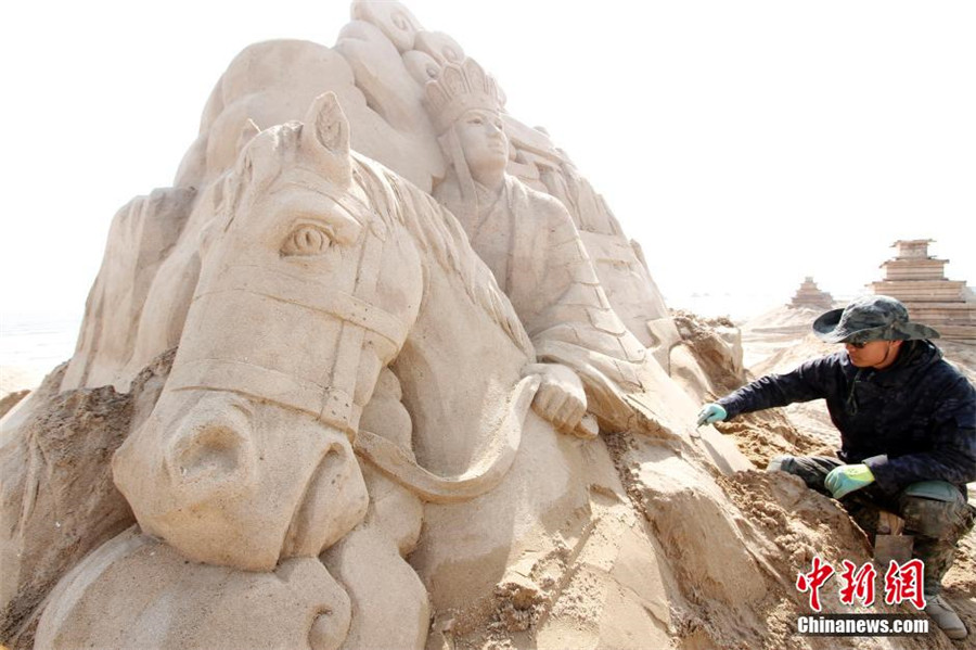 Artists shape sand sculptures for upcoming E China festival
