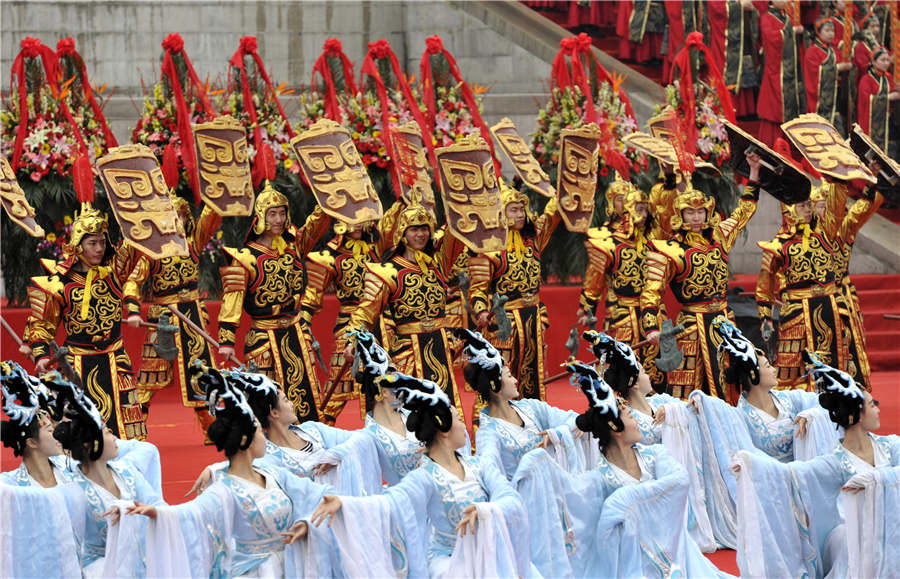 Thousands pay tribute to Yellow Emperor on Tomb-Sweeping Day