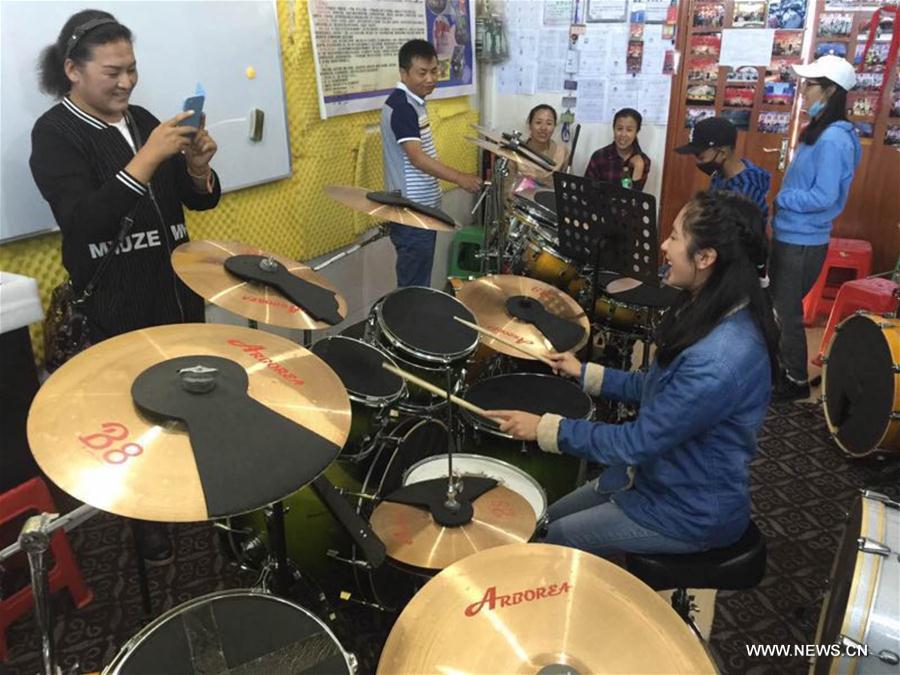 A blind Tibetan girl's way to music