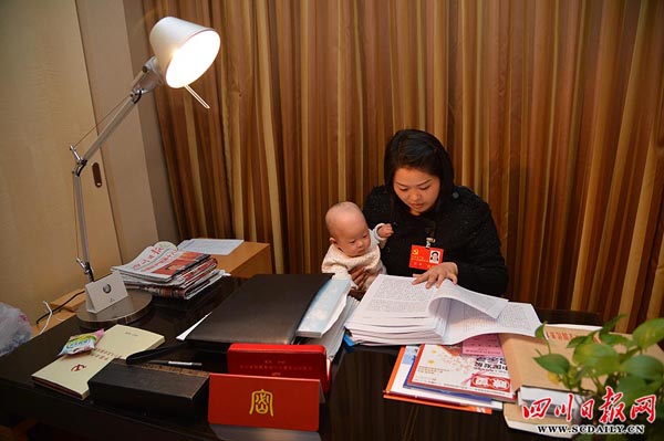 两女代表携婴儿参加十八大