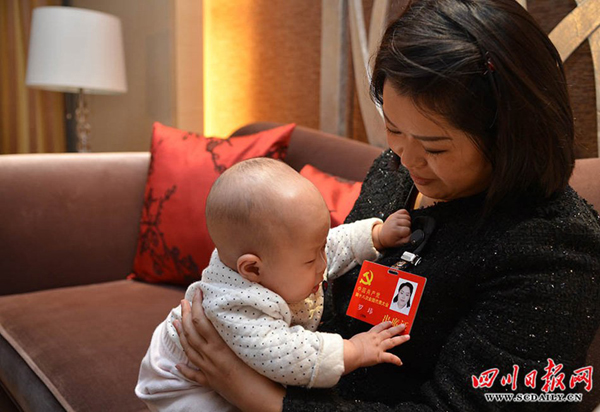 两女代表携婴儿参加十八大