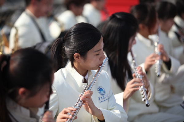 学生乐团助兴亚运城升旗仪式