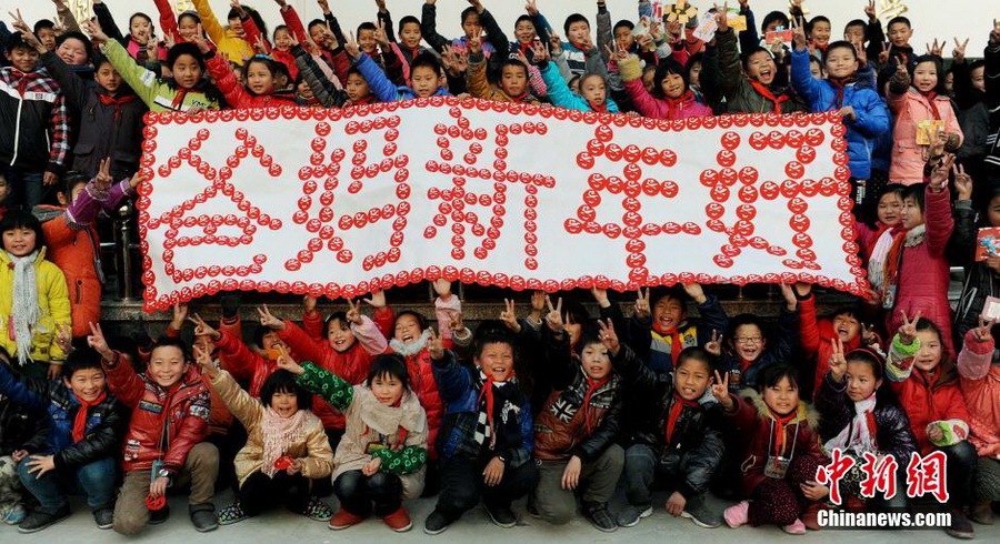 江西留守儿童剪纸问候爸妈新年好