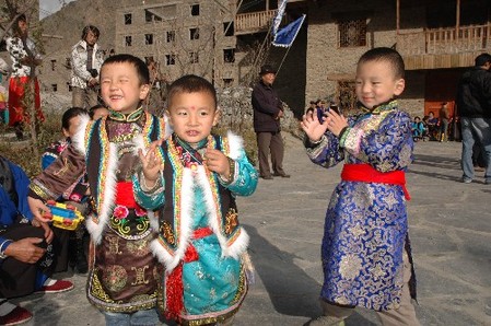 四川羌族群众喜庆地震灾后首个羌历新年