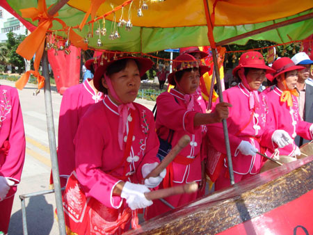 福建莆田湄洲湾举行民俗文艺踩街活动（组图）