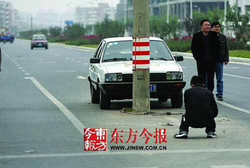 郑州最雷人直行道：顺直行箭头走十米是电线杆