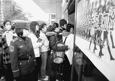 国防部等解读征兵新政:为什么征招13万大学生入伍