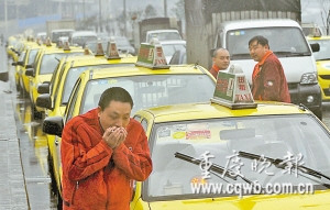 重庆出租车排千米长队加天然气(组图)