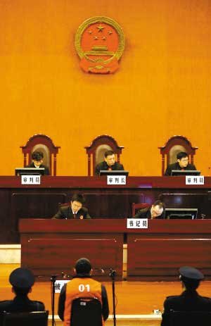重庆涉黑老大王天伦受审 曾逼经营户自断手腕