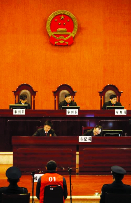 王天伦受审:控制市场非法获利上亿 打死人花钱摆平