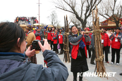 千人旅游团逛开封古城
